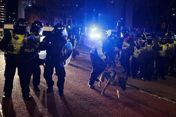 Son dakika: İngiltere'nin Bristol kenti karıştı! Karakol ateşe verildi: Güvenlik güçlerinden sert müdahale-6