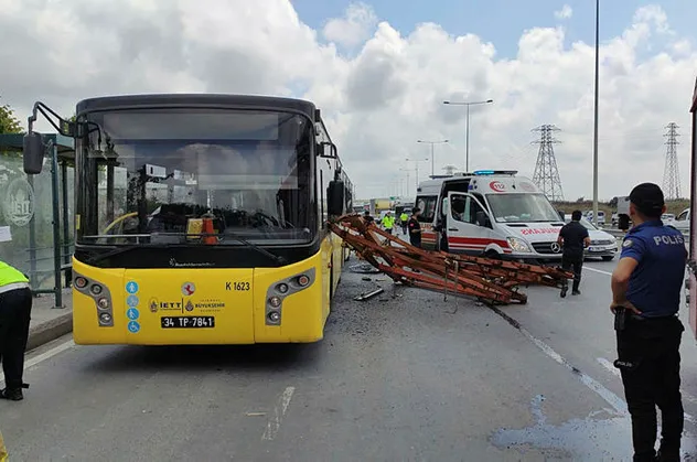 Yanlış yüklenen kamyon İETT otobüsünü biçti! Arnavutköy'de feci kaza