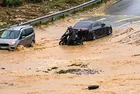 Başakşehir'de yollar göle döndü: Araçlar mahsur kaldı!