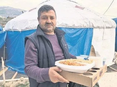 Turkuvaz Medya deprem bölgesinde iftar çadırı kurdu: "Buradaki insanları unutmasınlar"-4