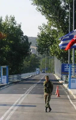 Sınırı geçen 2 Yunan askeri tutuklandı