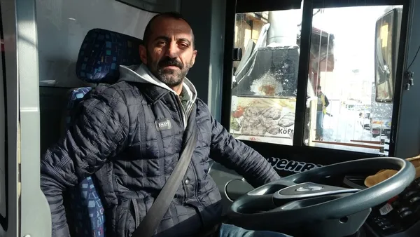 yasli-kadin-catidan-dusen-kar-kutlesinden-saniyelerle-kurtuldu-1643114756374.jpg Yaşlı kadın çatıdan düşen kar kütlesinden saniyelerle kurtuldu-6