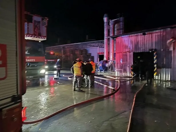 ordunun-unye-ilcesinde-korkutan-fabrika-yangini-1642125605635.jpeg Ordu'nun Ünye ilçesinde korkutan fabrika yangını!-6