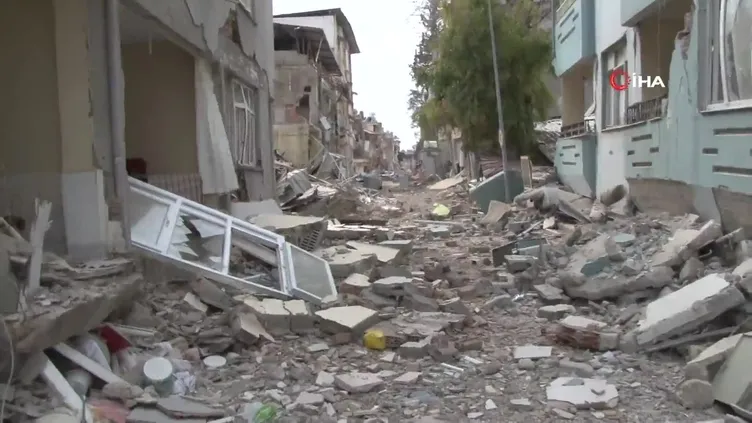 Mahalle tuzla buz oldu! Geride bir tek muhtar kaldı! Son durumu gözyaşlarıyla anlattı