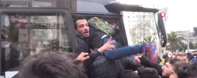 Göçmenler Avrupa yolunda! Sınıra gidebilmek için birbirlerini ezdiler