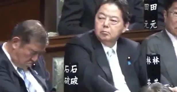 Japonya'nın yeni başbakanı İşiba Şigeru mecliste uyuyakaldı