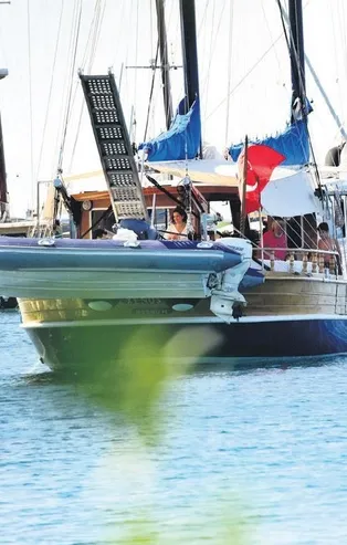 Bergüzar Korel ve Halit Ergenç'in Ege tatili tam gaz devam! Korel oğlu Han'ı öpmelere doyamadı