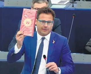 Terörist YPG sevici İtalyan vekil Angelo Ciocca haddini aştı! Avrupa Parlamentosunda Türk çikolatasını yere fırlattı