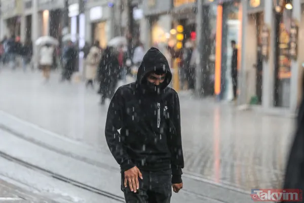 SON DAKİKA: İstanbul'da yağmur aniden bastırdı! İstiklal Caddesi'nde vatandaşlar hazırlıksız yakalandı - 7