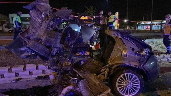 Ağaca çarparak parçalanan otomobilin sürücüsü astsubay hayatını kaybetti! Bursa'daki feci kaza kamerada-2