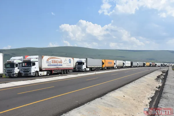Gürcistan sınırında 16 kilometre uzunluğunda TIR kuyruğu oluştu! 3 günde sadece 3 kilometre ilerleyebiliyorlar - 7