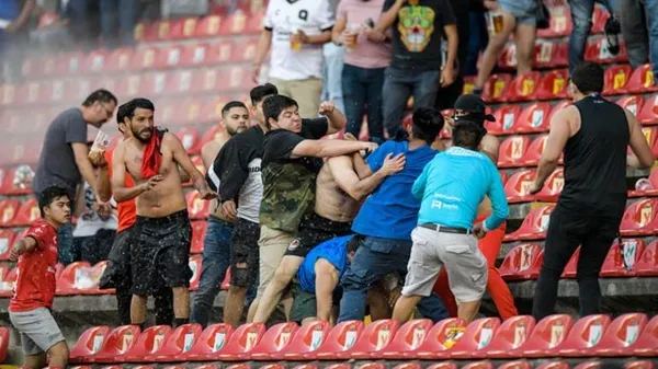 meksikada-queretaro-kulubune-bir-yil-seyircisiz-oynama-cezasi-verildi-1646815254491.jpg 17 kişi ölmüştü! Meksika'da katliam gibi maç! 1 yıl ceza verildi-2