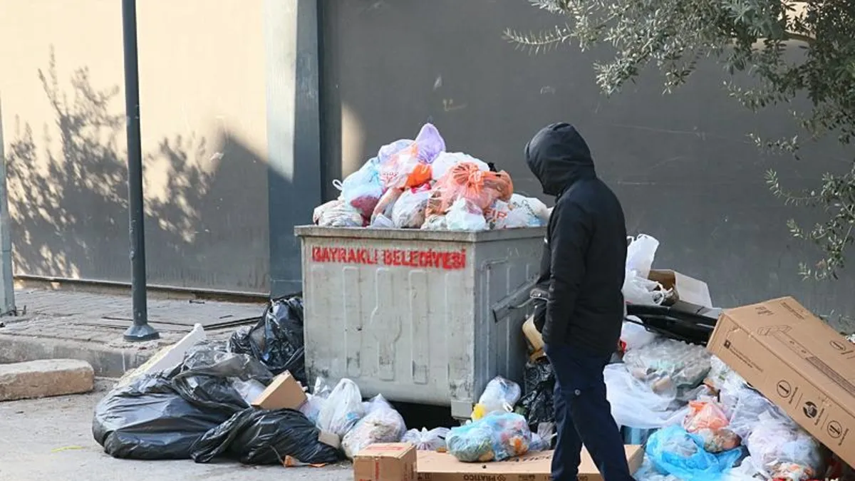 İzmir'de çöp dağları! CHP'li Bayraklı Belediyesi işçilerin hakkını vermedi grev başladı