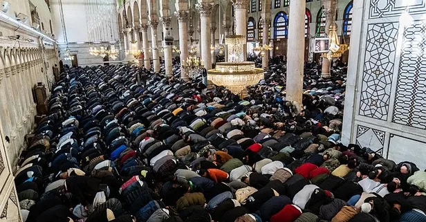 Suriyeliler Esad sonrası ilk cuma namazı için Şam'ın kalbi Emevi Camii'ne akın etti