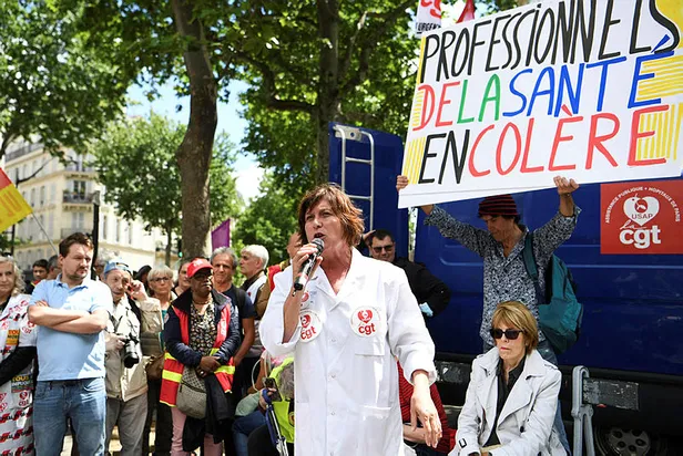 Fransa'da sağlıkçılar isyanda! Maaşların yetersiz olduğunu söyleyen göstericiler peş peşe istifa ediyor-3