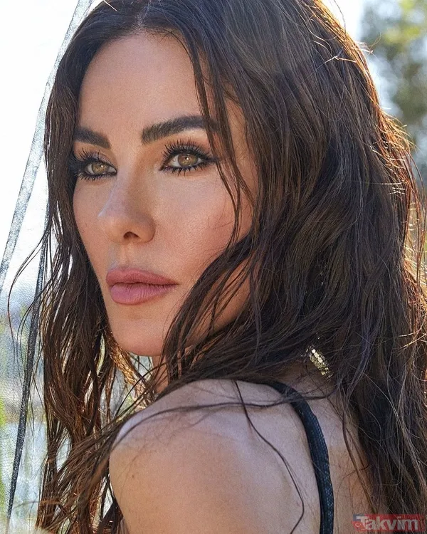 50’lik Defne Samyeli leopar desenli bikinisiyle denizden salına salına çıktı! Deren Talu’dan yorum gecikmedi! Yakın çekim yayınlayan Defne... - 3