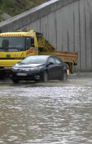 İstanbul'da toprak kayması! Yol trafiğe kapatıldı