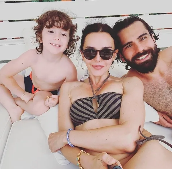 hande-ataizi-oglu-leon-ve-sevgilisi-dinc-aydogdu-facianin-esiginden-dondu-yanarak-olmekten-son-anda-kurtulan-h-1658070363348.jpg Hande Ataizi, oğlu Leon ve sevgilisi Dinç Aydoğdu facianın eşiğinden döndü! Yanarak ölmekten son anda kurtulan Hande’den ilk açıklama...-2