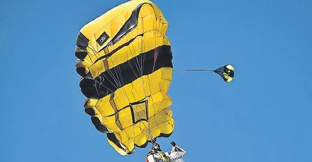 Kartal gibi! Yarasa adam gökyüzünde süzüldü: Görenler inanamadı