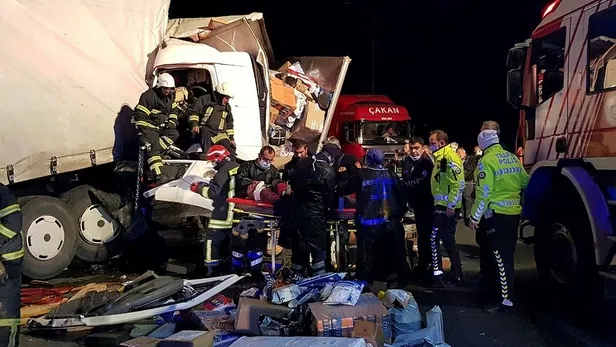 Son dakika: Kocaeli'de feci kaza! İki kargo kamyonu çarpıştı: 1 yaralı-4