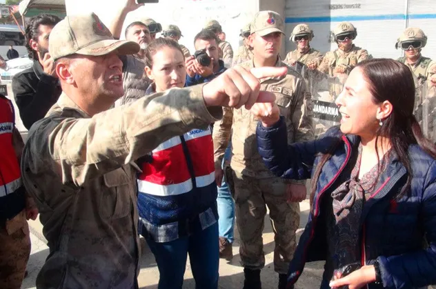 HDPKK'dan kirli provokasyon! Terörist elebaşının yeğeni Ömer Öcalan drone'a şişe fırlattı