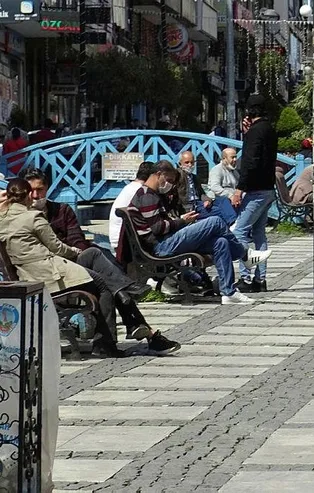 İstanbul Avcılar'da pes dedirten görüntü! Sahili de, caddesi de dolu