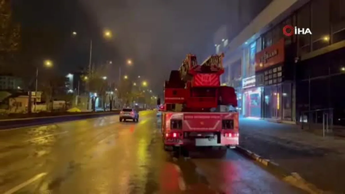 Bursa'nın Osmangazi ilçesinde 8 katlı iş hanının çatısı alev alev yandı