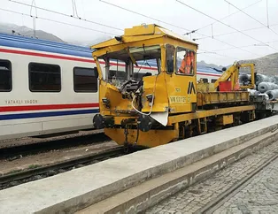 Demir yolunda iş makineleri çarpıştı