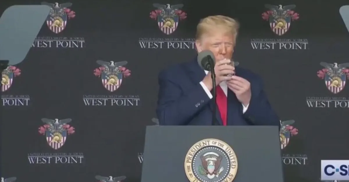 Dünya Trump’ın o hareketini konuşuyor! Beyninde sıkıntı mı var?