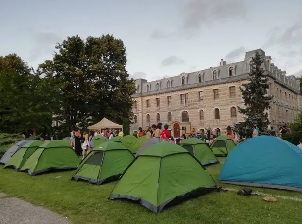 bogazici-universitesinde-yeni-provokasyon-girisimi-kampuse-cadir-kurup-lgbt-pacavrasi-astilar-1625331893230.jpeg