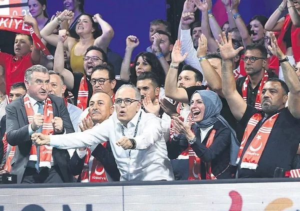 1693785323235.jpeg Göz bebeğimiz Filenin Sultanları bir kez daha Türkiye'nin gururu oldu! Sırbistan'a karşı 3-2'lik tarihi zafer-5