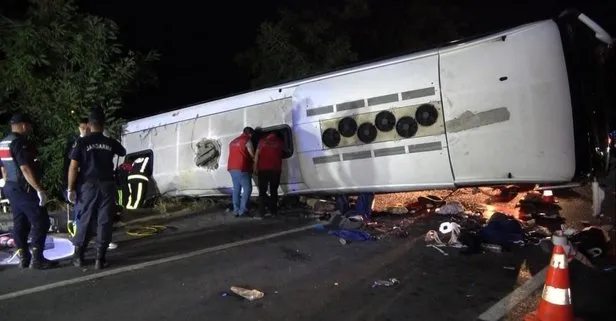 Denizli’de feci kaza! Bariyerleri yıkıp karşı şeride geçen TIR otobüse çarptı: 6 ölü, 42 yaralı