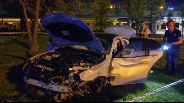 İstanbul Üsküdarda feci kaza! Hızını alamadı ağaca girdi: 3 yaralı