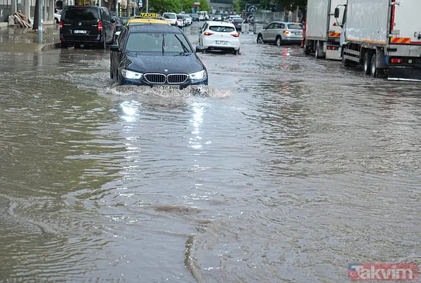 İzmir'de kent merkezi sularla doldu: Ağaçlar devrildi, araçlar gidemedi | Sokakta 2 kişi elektrik akımına kapılarak hayatını kaybetti - 24