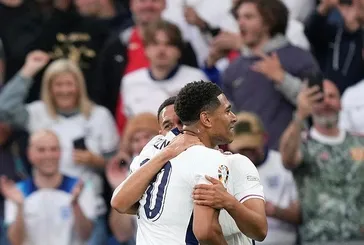 İngiltere galibiyetle başladı