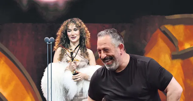 Aşkın "bedel"i! Ortalık mahşer yerine döndü I Mela Bedel, Mert Demir'in ödülünü Cem Yılmaz'a ithaf etti