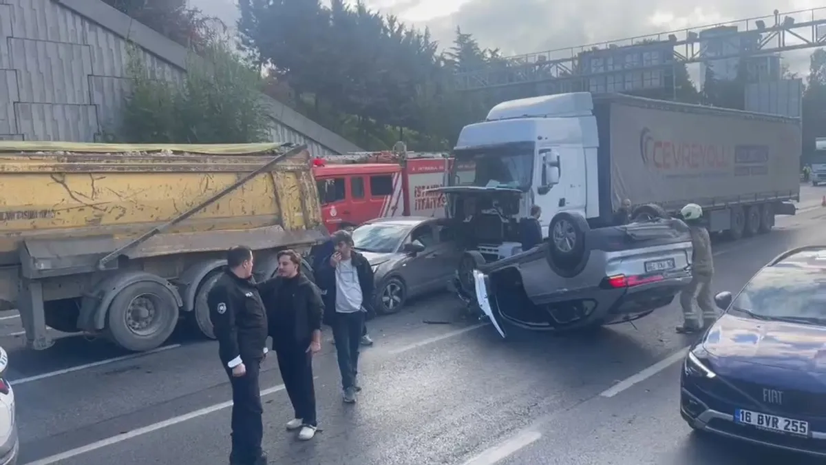 İstanbul Bağcılar'da zincirleme kaza! Hafriyat kamyonu ve TIR çarpıştı: Yaralılar var, 3 şerit trafiğe kapatıldı