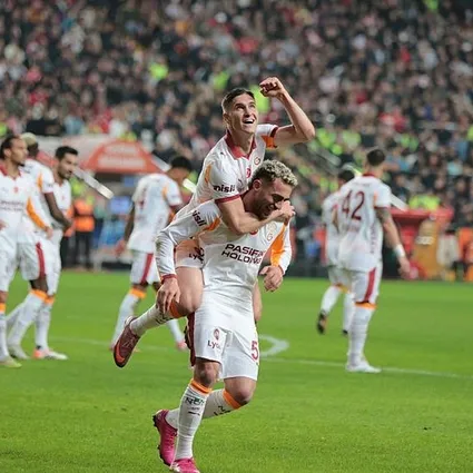 Premier Lig’den Roland Sallai’ye yeni talip!