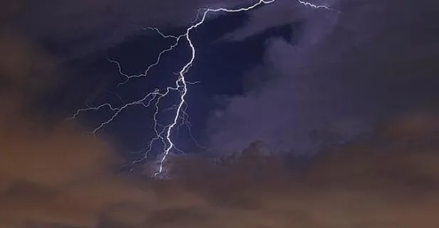 Hava trafiğine elektrik yüklü bulut engeli! İstanbul Havalimanı'na yıldırım düştü: 2 kişi hastaneye kaldırıldı