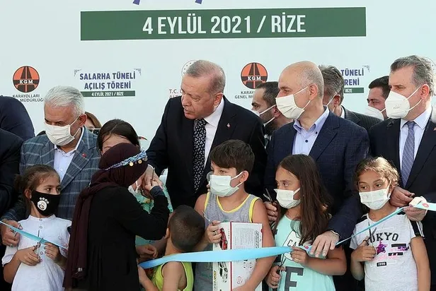 11-yasindaki-fatma-zehra-baskan-erdoganin-yanina-gecebilmek-icin-goz-yaslarini-tutamadi-1630782740467.jpeg 11 yaşındaki Fatma Zehra Başkan Erdoğan’ın yanına geçebilmek için göz yaşlarını tutamadı: Çok duygulandım-3