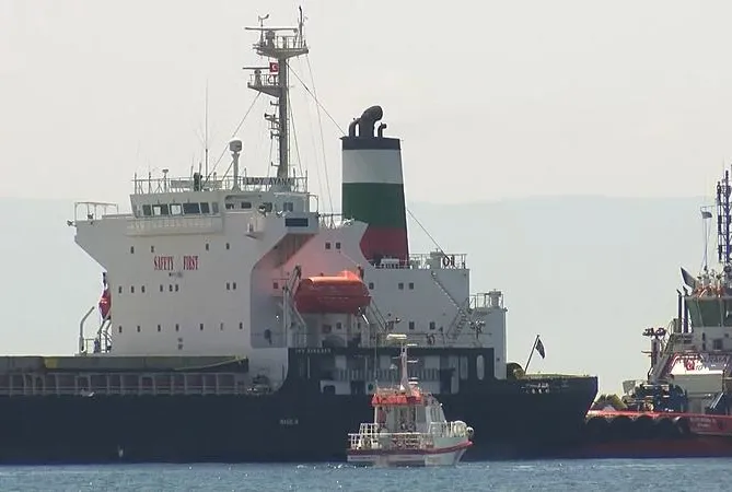 Lady Ayana karaya oturdu