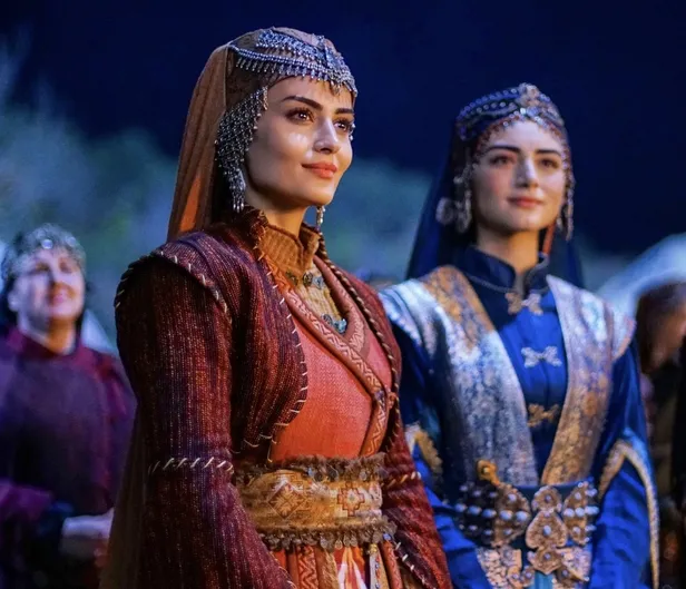ani-vedasi-kalpleri-yaralamisti-kurulus-osmanin-yildizi-yeni-dizisiyle-sovunu-yapacak-1637762544511.jpeg Kuruluş Osman'ın yıldızı yeni dizisiyle şovunu yapacak! Ani vedası kalpleri yaralamıştı!-2