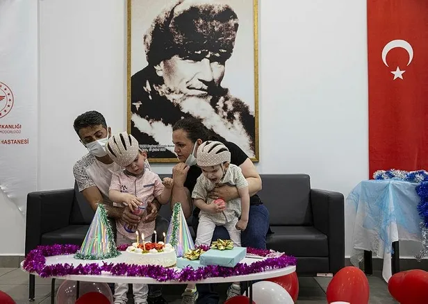 ameliyatla-ayrilan-siyam-ikizleri-derman-ve-yigit-evrenselin-4uncu-yaslari-kutlandi-baskan-erdogan-ve-emine-er-1655895055690.jpeg Ameliyatla ayrılan siyam ikizleri Derman ve Yiğit Evrensel'in 4'üncü yaşları kutlandı! Başkan Erdoğan ve Emine Erdoğan'a teşekkür...-5