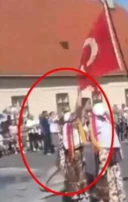 Türk bayrağına çirkin saldırı