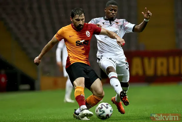 Şener Özbayraklı Galatasaray'da Sezon Sonu Sözleşmesi Bitecek İsimlerden Şener Özbayraklı İle Sözleşme Yenilenmeyecek. Tecrübeli Futbolcuyla Sezon Sonu Yollar...