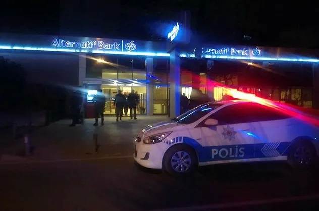 Son dakika: İzmir'de banka şubesini soymaya çalışan iki kişi yakalandı