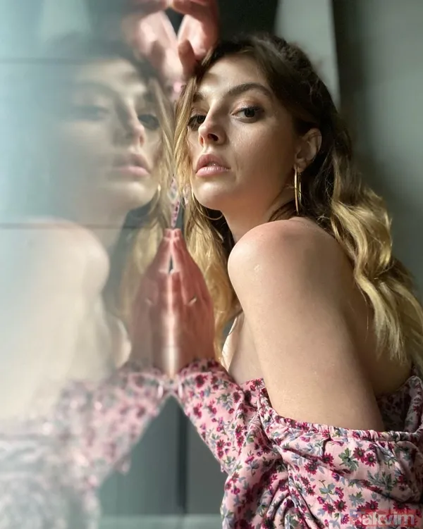 Sadakatsiz’in Derin’i Melis Sezen göğüs dekoltesi ile boy gösterdi! Ayna karşısındaki pozlarını paylaştı sosyal medya karıştı - 13