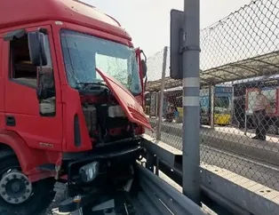 Kontrolden çıkan kamyon metrobüs bariyerlerine girdi