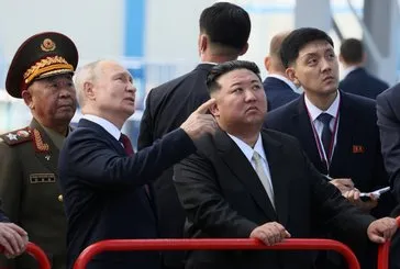 Putin ile Kim el sıkıştı