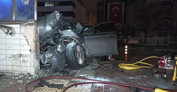 Bursa’da otomobil, metro istasyonunun alt geçidine çarptı: 3 ölü, 1 yaralı